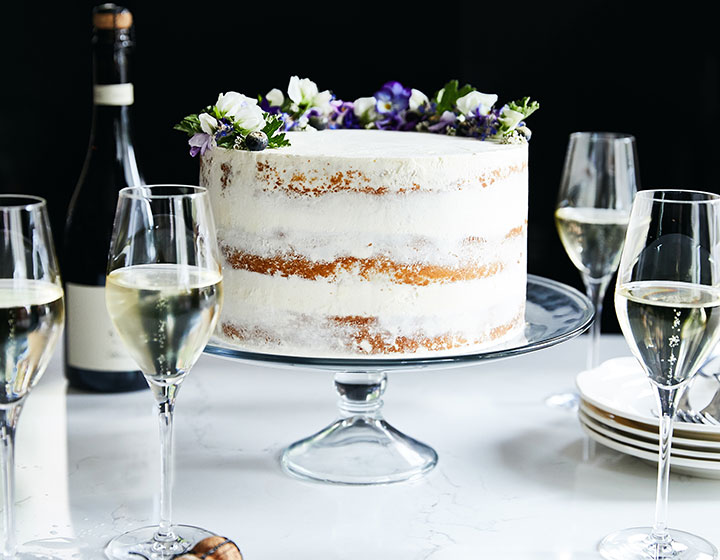 wedding cake and champagne flutes